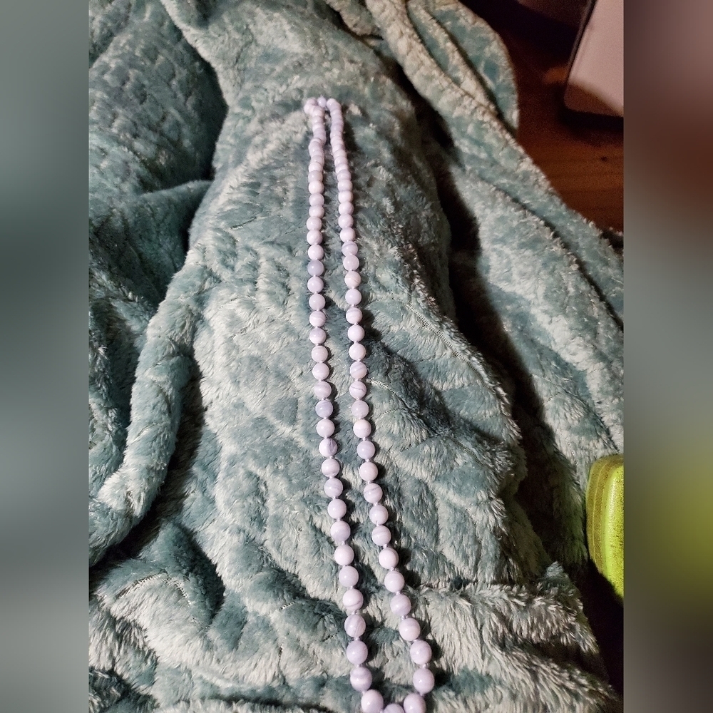 Costume Jewlery Necklace - Picture 2 of 3